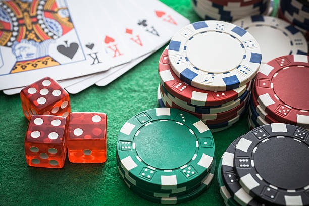 juraganmenang mobile app showing live football markets and casino tables